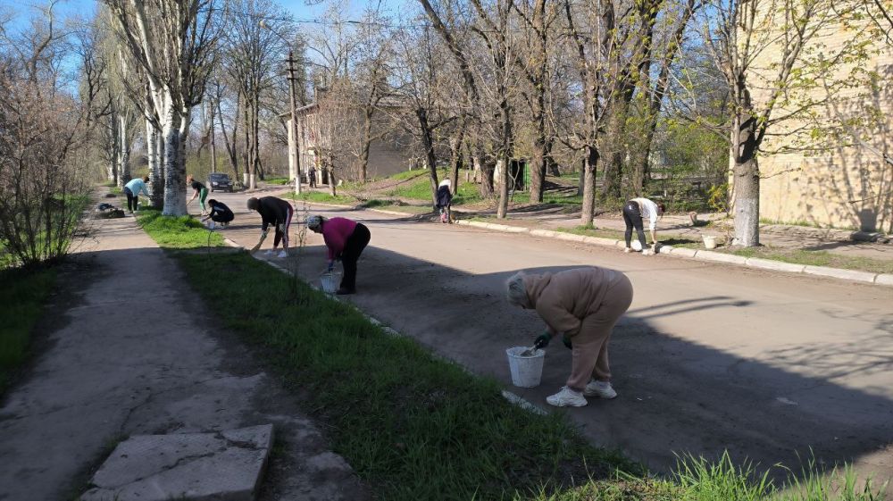В Амвросиевском округе продолжается благоустройство и наведение санитарного порядка В Амвросиевском округе продолжается благоустройство и наведение санитарного порядка