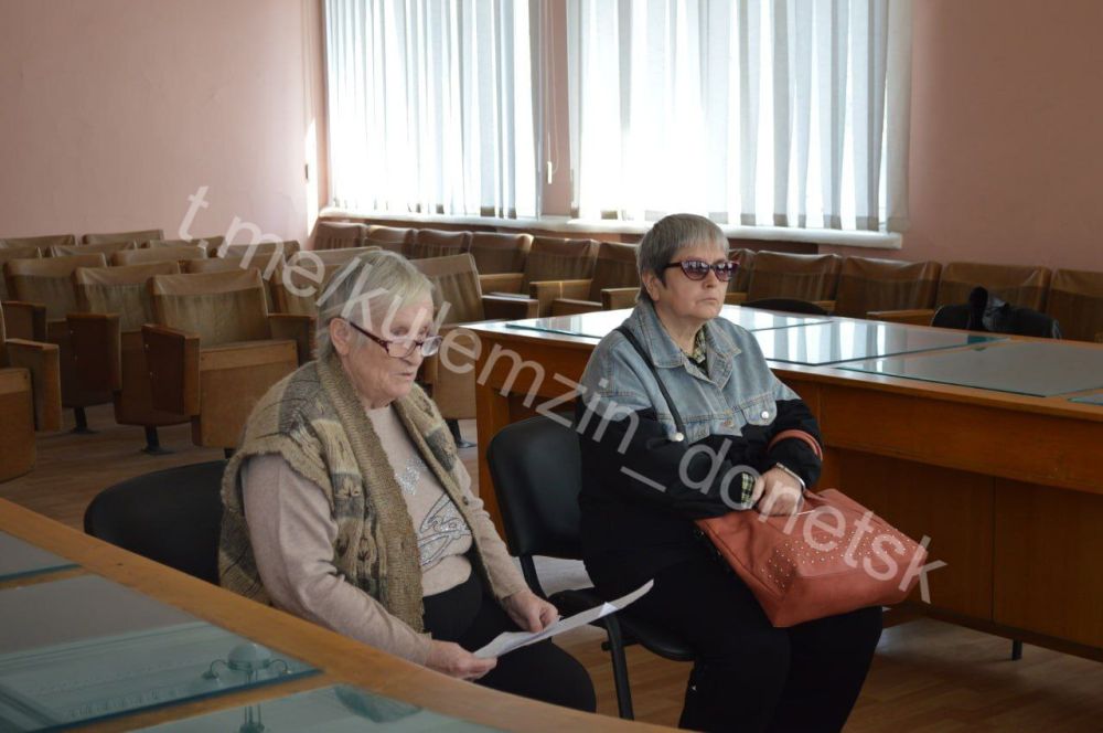 Сегодня заместитель главы администрации городского округа Донецк Валерий Ляховец провёл приём граждан в общественной приёмной Донецкого городского местного отделения партии «Единая Россия» Сегодня заместитель главы администрации городского округа Донецк Валерий Ляховец провёл приём граждан в общественной приёмной Донецкого городского местного отделения партии «Единая Россия»