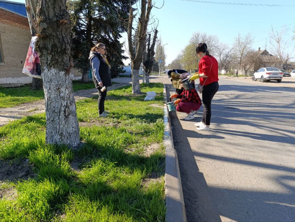 В Амвросиевском округе продолжается благоустройство и наведение санитарного порядка В Амвросиевском округе продолжается благоустройство и наведение санитарного порядка