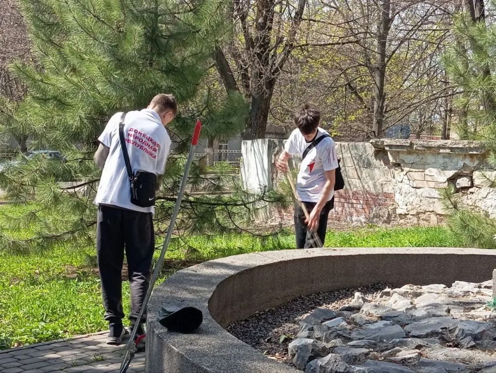 В Докучаевске приводят в порядок памятные места В Докучаевске приводят в порядок памятные места