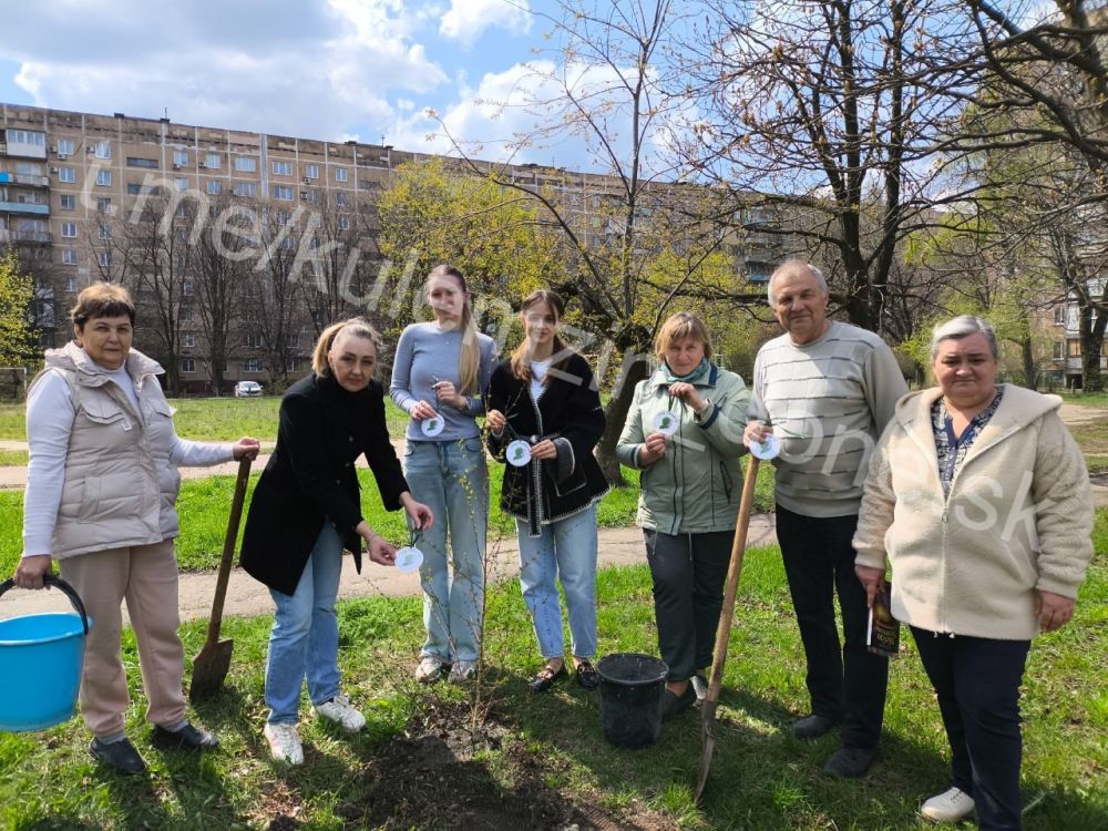 В преддверии 80-летия Победы в Великой Отечественной войне педагоги гимназии № 107 городского округа Донецк приняли участие в акции «Сад памяти» В преддверии 80-летия Победы в Великой Отечественной войне педагоги гимназии № 107 городского округа Донецк приняли участие в акции «Сад памяти»