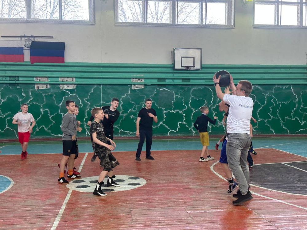 Вместе в спорте. В городском округе Иловайск, при поддержке администрации на базе спортивного комплекса «Локомотив» для воспитанников детской школы бокса в возрасте от 12 до 14 лет состоялась игра в килу Вместе в спорте. В городском округе Иловайск, при поддержке администрации на базе спортивного комплекса «Локомотив» для воспитанников детской школы бокса в возрасте от 12 до 14 лет состоялась игра в килу