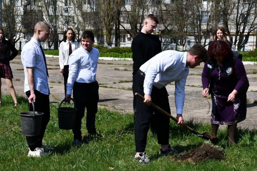Сергей Желновач: В преддверии 80-летия Победы в Великой Отечественной войне, в ГБОУ "Светлодарская школа №11 г.о. Дебальцево" в рамках акции «Сад памяти» высадили дубы Сергей Желновач: В преддверии 80-летия Победы в Великой Отечественной войне, в ГБОУ "Светлодарская школа №11 г.о. Дебальцево" в рамках акции «Сад памяти» высадили дубы