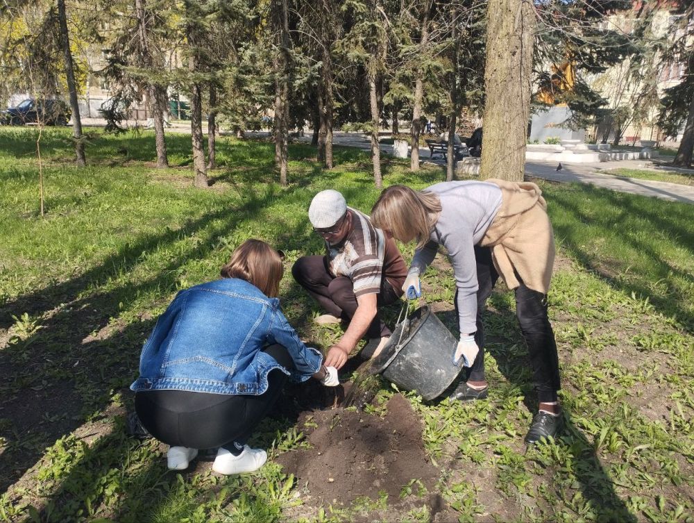Ждановцы поучаствовали в акциях «Зелёный Донбасс» и «Сад Памяти» Ждановцы поучаствовали в акциях «Зелёный Донбасс» и «Сад Памяти»