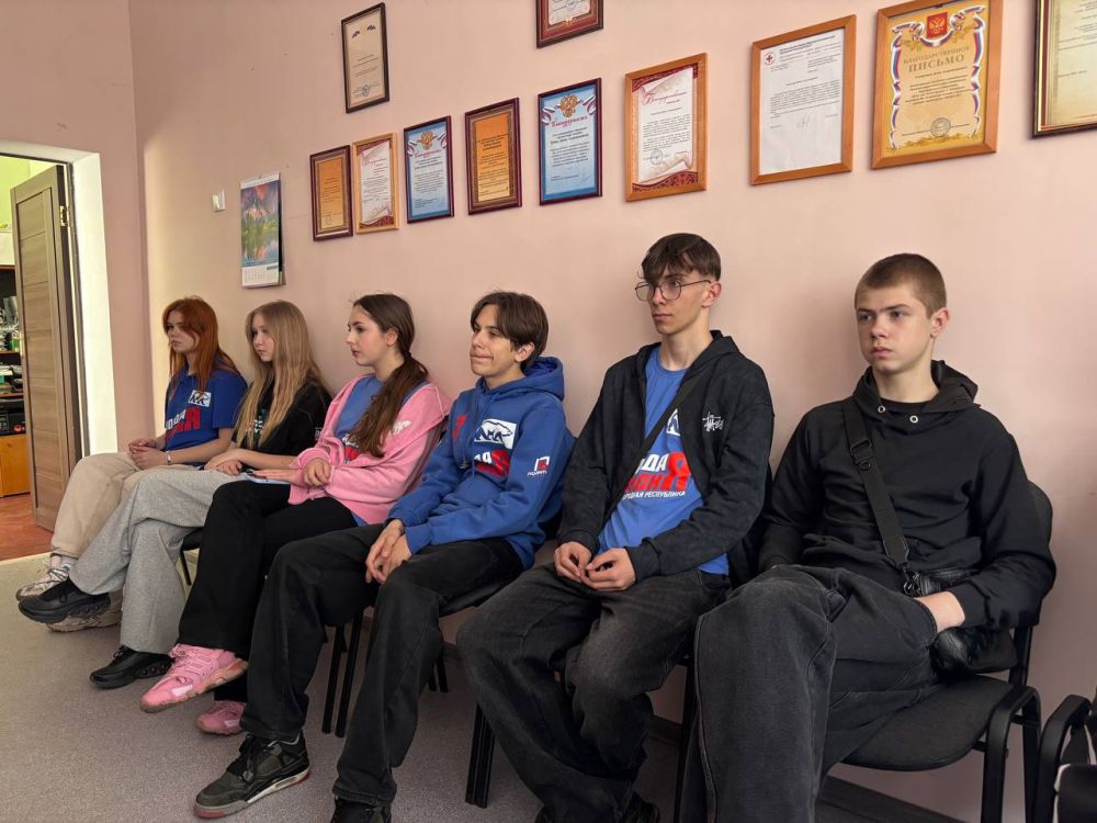 Круглый стол. Сегодня, 17 апреля, глава муниципального образования городской округ Иловайск провел собрание с активистами Иловайского городского штаба «Молодой Республики» и «Молодой Круглый стол. Сегодня, 17 апреля, глава муниципального образования городской округ Иловайск провел собрание с активистами Иловайского городского штаба «Молодой Республики» и «Молодой