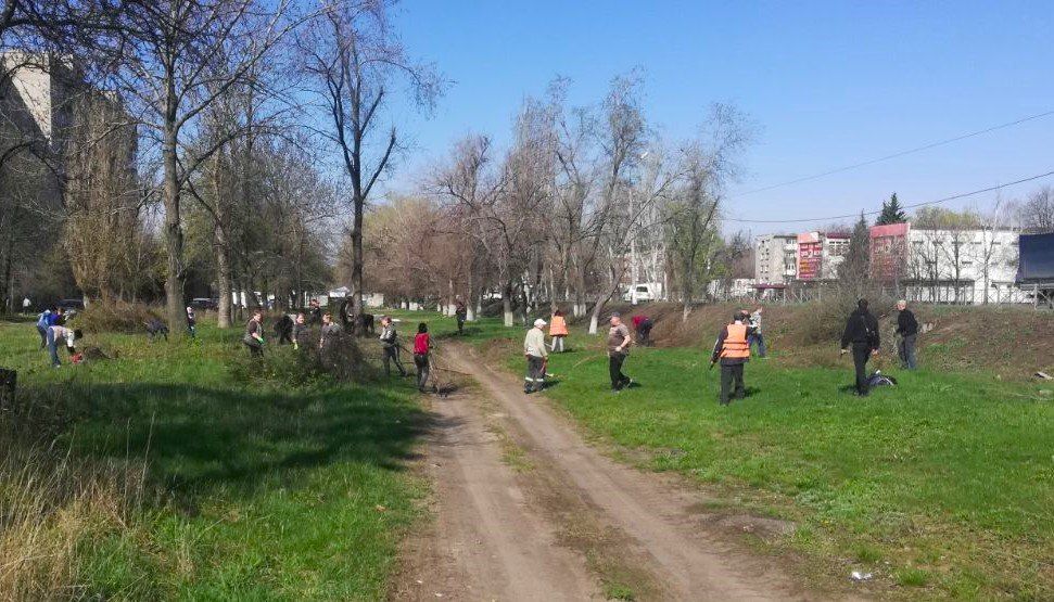 В рамках чистого четверга по улице Ленина города Шахтерска проводятся работы по наведению санитарного порядка В рамках чистого четверга по улице Ленина города Шахтерска проводятся работы по наведению санитарного порядка