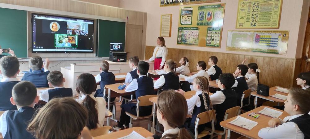17 апреля с целью реализации федерального партийного проекта «Мир возможностей», совместно с коллегами-депутатами Дмитрием Огильцом и Александром Морозовым, приняли участие в интерактивном уроке, который прошел в ГБОУ... 17 апреля с целью реализации федерального партийного проекта «Мир возможностей», совместно с коллегами-депутатами Дмитрием Огильцом и Александром Морозовым, приняли участие в интерактивном уроке, который прошел в ГБОУ...
