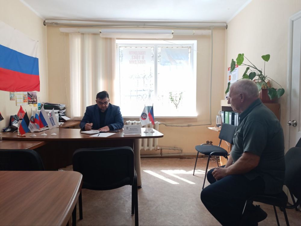 Депутат Шахтерского муниципального совета ответил на вопросы жителей в Ждановке Депутат Шахтерского муниципального совета ответил на вопросы жителей в Ждановке