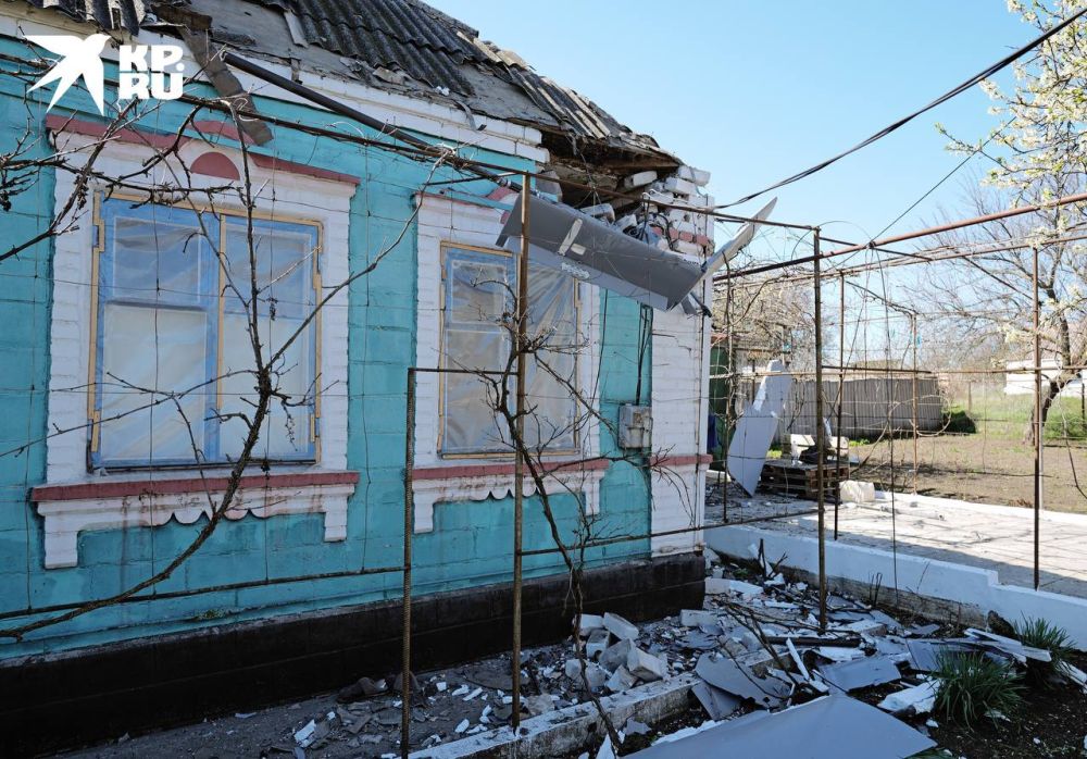 Переехали три дня назад, чтобы жить подальше от обстрелов: 9-летний ребенок погиб при ударе беспилотника ВСУ по жилому дому на юге ДНР Переехали три дня назад, чтобы жить подальше от обстрелов: 9-летний ребенок погиб при ударе беспилотника ВСУ по жилому дому на юге ДНР