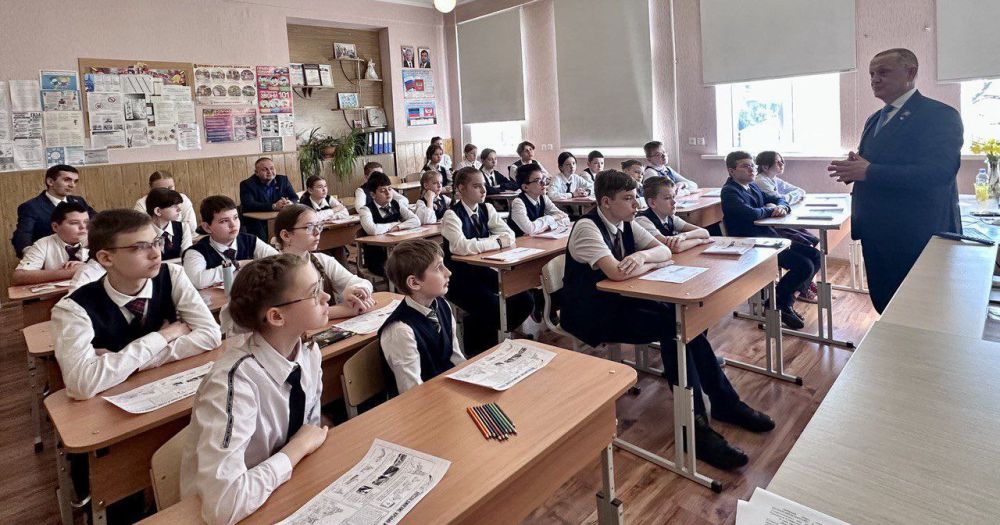 Председатель #Комитет_по_поддержке_участников_СВО Дмитрий Огилец провел дискуссию с учениками Макеевской гимназии Председатель #Комитет_по_поддержке_участников_СВО Дмитрий Огилец провел дискуссию с учениками Макеевской гимназии