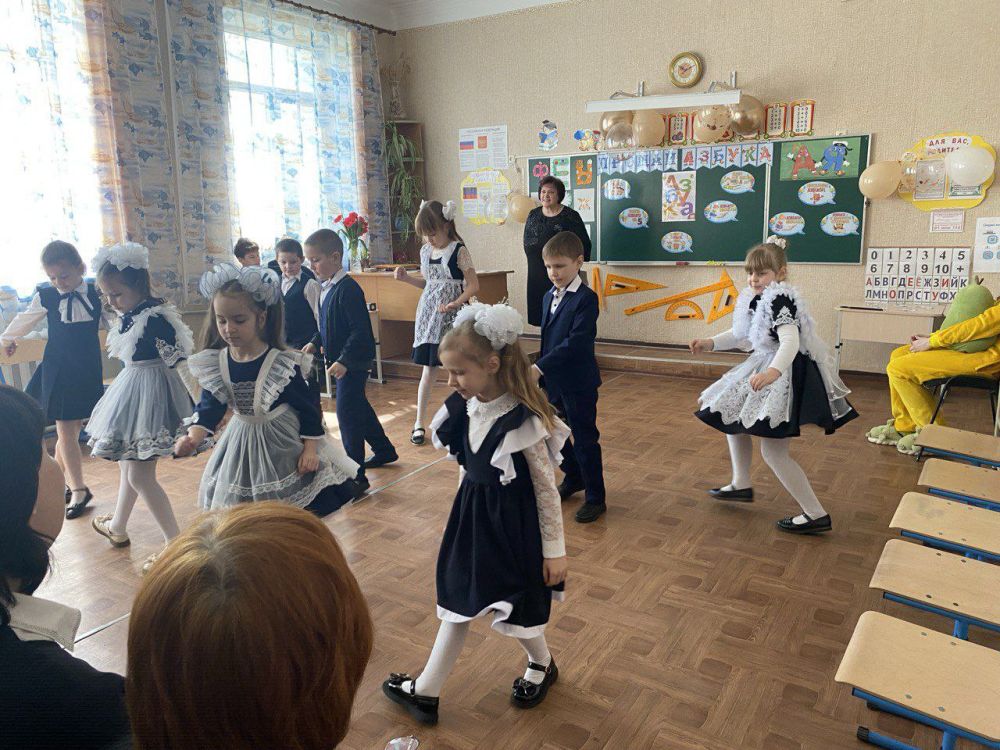 «Прощание с Азбукой». Спасибо тебе, Азбука! Сегодня в ГБОУ «Мироновская школа № 10 г.о. Дебальцево» прошло мероприятие для первоклассников «Прощание с Азбукой». Спасибо тебе, Азбука! Сегодня в ГБОУ «Мироновская школа № 10 г.о. Дебальцево» прошло мероприятие для первоклассников