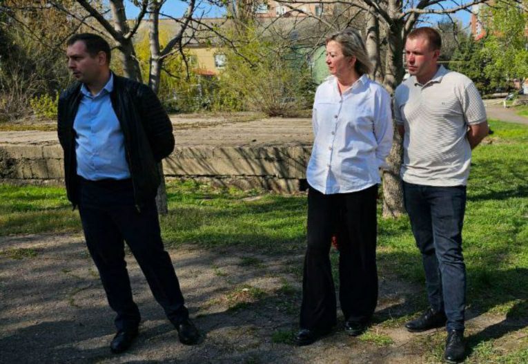 ВСТРЕЧИ ВО ДВОРАХ. Депутаты Донецкого городского совета Виталий Калараш, Михаил Рыбаков, Эдуард Либерман, Александр Иванченко, Лилия Ошурко, Инна Преснухина, Владимир Мозговой, Евгений Куглер, Евгений Селютин... ВСТРЕЧИ ВО ДВОРАХ. Депутаты Донецкого городского совета Виталий Калараш, Михаил Рыбаков, Эдуард Либерман, Александр Иванченко, Лилия Ошурко, Инна Преснухина, Владимир Мозговой, Евгений Куглер, Евгений Селютин...