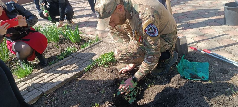 Школьники Ждановки приняли участие в акции «Сад памяти» Школьники Ждановки приняли участие в акции «Сад памяти»