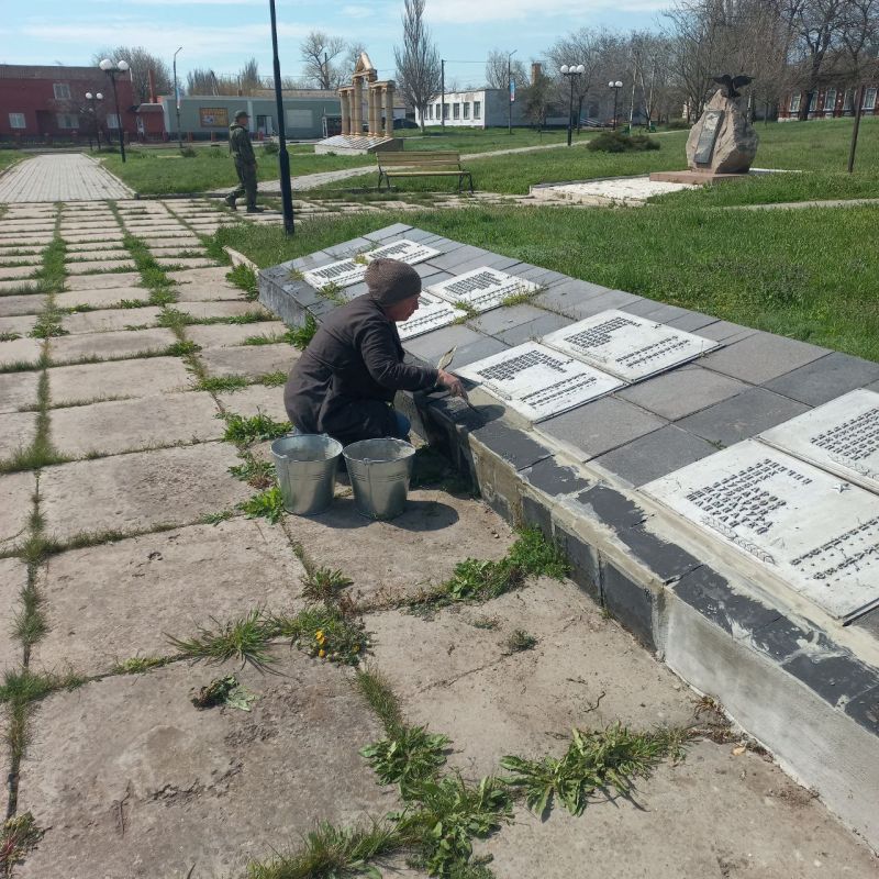 В преддверии предстоящих праздников, празднования Светлого праздника Пасхи и 80-летия Великой Победы, МБУ «Службой благоустройства ВЕКТОР» ведется активная работа по благоустройству памятных мест захоронения героев ВОВ... В преддверии предстоящих праздников, празднования Светлого праздника Пасхи и 80-летия Великой Победы, МБУ «Службой благоустройства ВЕКТОР» ведется активная работа по благоустройству памятных мест захоронения героев ВОВ...