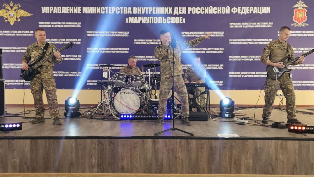 Ансамбль Восточного военного округа выступил для сотрудников полиции в Мариуполе Ансамбль Восточного военного округа выступил для сотрудников полиции в Мариуполе