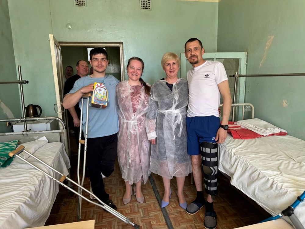 В преддверии светлого праздника Воскресения Христова -Пасхи руководитель Управы Пролетарского внутригородского района городского округа Донецк Елена Рязанцева района посетила бойцов, находящихся на лечении в больнице №9 В преддверии светлого праздника Воскресения Христова -Пасхи руководитель Управы Пролетарского внутригородского района городского округа Донецк Елена Рязанцева района посетила бойцов, находящихся на лечении в больнице №9