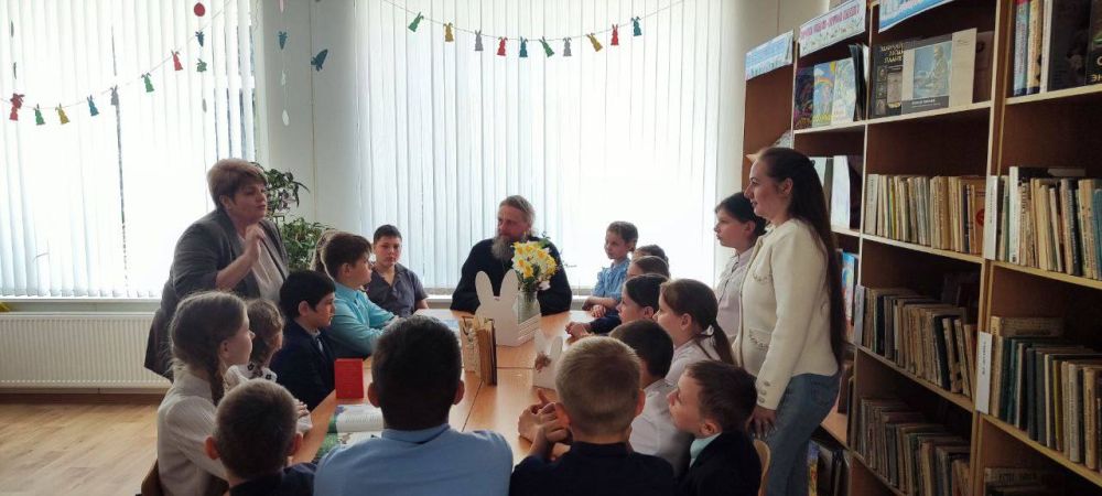 В рамках светлого весеннего праздника в Тельмановской гимназии провели библиотечный час «Пасха – Светлое Христово Воскресение» с отцом Максимом, настоятелем храма святого Дмитрия Солунского В рамках светлого весеннего праздника в Тельмановской гимназии провели библиотечный час «Пасха – Светлое Христово Воскресение» с отцом Максимом, настоятелем храма святого Дмитрия Солунского