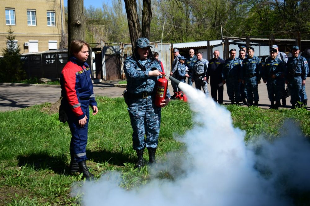 Добровольцы Донецкого РО ВСКС провели мастер-класс по пожарной безопасности для сотрудников Главного управления Федеральной службы судебных приставов по Донецкой Народной Республике Добровольцы Донецкого РО ВСКС провели мастер-класс по пожарной безопасности для сотрудников Главного управления Федеральной службы судебных приставов по Донецкой Народной Республике