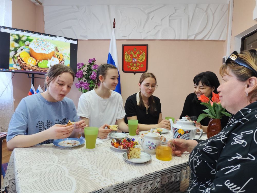 Накануне праздника Светлого Христова Воскресения, в МБУ «Калининский СДК» прошли посиделки для детей и взрослых с пасхальными куличами "ПАСХА ПАХНЕТ МИРОМ" Накануне праздника Светлого Христова Воскресения, в МБУ «Калининский СДК» прошли посиделки для детей и взрослых с пасхальными куличами "ПАСХА ПАХНЕТ МИРОМ"