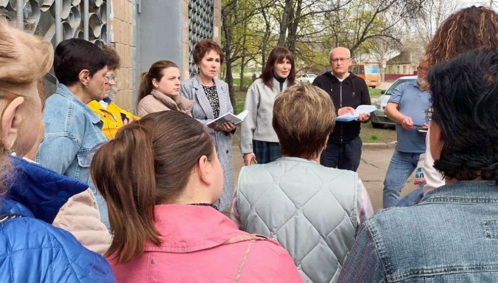 ВСТРЕЧИ ВО ДВОРАХ. Депутаты Донецкого городского совета Виталий Калараш, Михаил Рыбаков, Эдуард Либерман, Александр Иванченко, Лилия Ошурко, Инна Преснухина, Владимир Мозговой, Евгений Куглер, Евгений Селютин... ВСТРЕЧИ ВО ДВОРАХ. Депутаты Донецкого городского совета Виталий Калараш, Михаил Рыбаков, Эдуард Либерман, Александр Иванченко, Лилия Ошурко, Инна Преснухина, Владимир Мозговой, Евгений Куглер, Евгений Селютин...