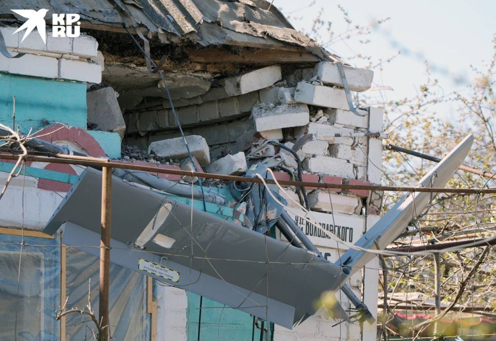 Переехали три дня назад, чтобы жить подальше от обстрелов: 9-летний ребенок погиб при ударе беспилотника ВСУ по жилому дому на юге ДНР Переехали три дня назад, чтобы жить подальше от обстрелов: 9-летний ребенок погиб при ударе беспилотника ВСУ по жилому дому на юге ДНР