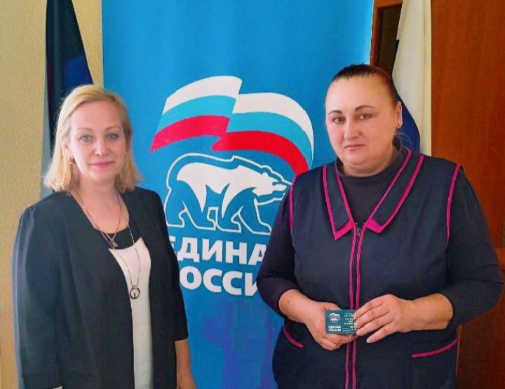 Наталья Бегуненко: В Петровском районе г. Донецка продолжается вручение партийных билетов новым партийцам «ЕДИНОЙ РОССИИ» Наталья Бегуненко: В Петровском районе г. Донецка продолжается вручение партийных билетов новым партийцам «ЕДИНОЙ РОССИИ»
