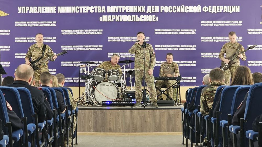 Ансамбль Восточного военного округа выступил для сотрудников полиции в Мариуполе Ансамбль Восточного военного округа выступил для сотрудников полиции в Мариуполе