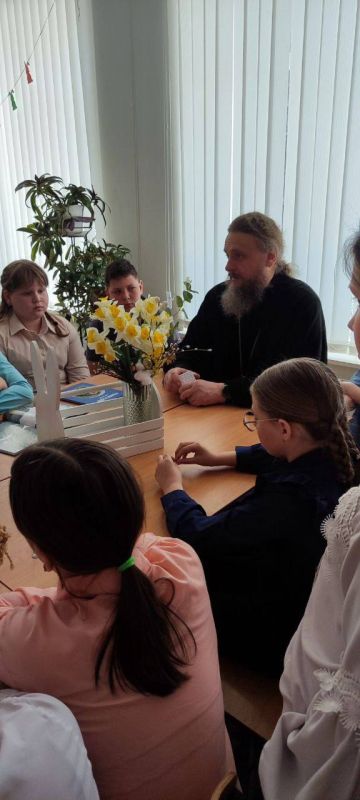В рамках светлого весеннего праздника в Тельмановской гимназии провели библиотечный час «Пасха – Светлое Христово Воскресение» с отцом Максимом, настоятелем храма святого Дмитрия Солунского В рамках светлого весеннего праздника в Тельмановской гимназии провели библиотечный час «Пасха – Светлое Христово Воскресение» с отцом Максимом, настоятелем храма святого Дмитрия Солунского