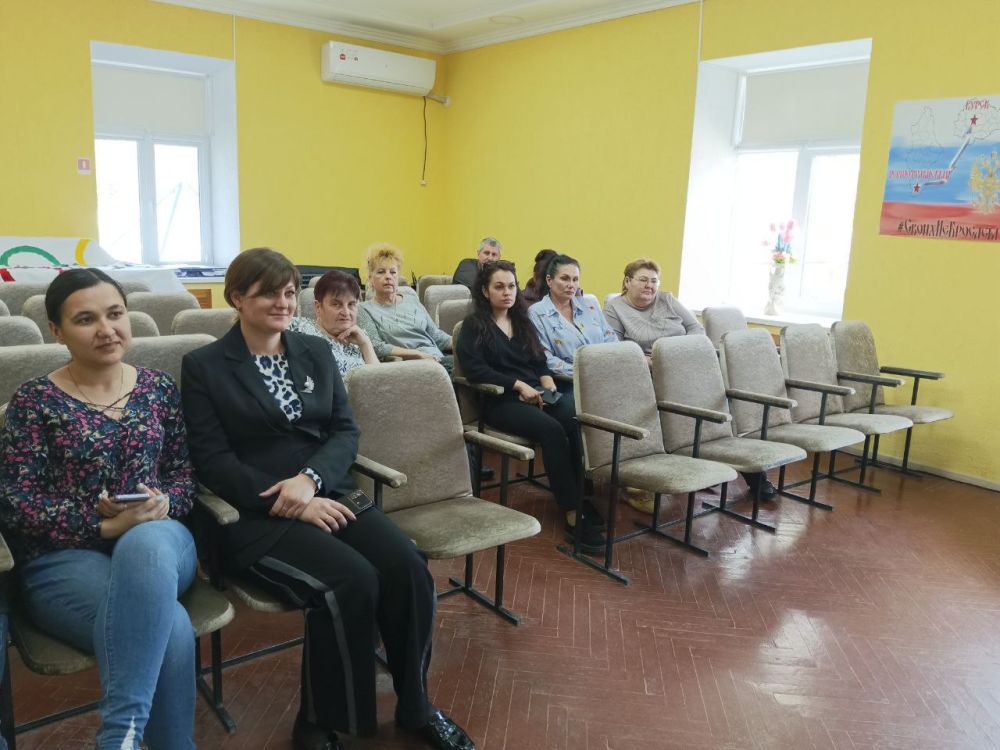 Вчера председатель Мангушского муниципального совета Ставрулов Михаил Валентинович провел встречу с коллективом МБУДО «Першотравневая Школа Искусств» Вчера председатель Мангушского муниципального совета Ставрулов Михаил Валентинович провел встречу с коллективом МБУДО «Першотравневая Школа Искусств»