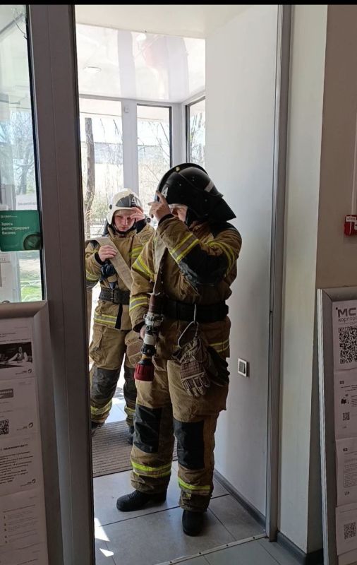 #ОдинДеньизЖизниМФЦ. В рамках мероприятий по пожарной безопасности сотрудниками МЧС ГПС часть №4 Киевского района была проведена практическая тренировка по безопасной и быстрой эвакуации при пожаре в отделении МФЦ по адресу... #ОдинДеньизЖизниМФЦ. В рамках мероприятий по пожарной безопасности сотрудниками МЧС ГПС часть №4 Киевского района была проведена практическая тренировка по безопасной и быстрой эвакуации при пожаре в отделении МФЦ по адресу...