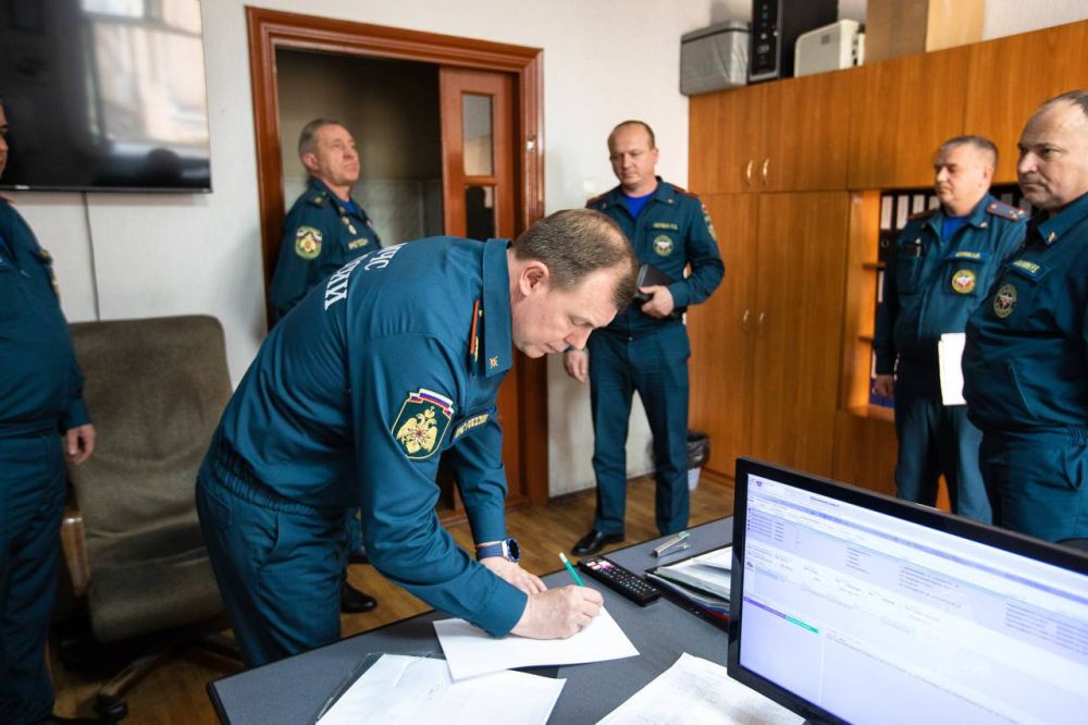 Заместитель главы МЧС России Вячеслав Бутко посетил подразделения ведомства в ЛНР и ДНР Заместитель главы МЧС России Вячеслав Бутко посетил подразделения ведомства в ЛНР и ДНР