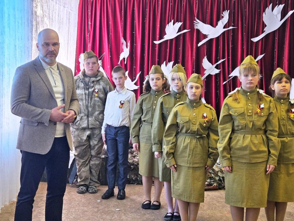 Сергей Желновач: Сегодня, 18 апреля, в ГБОУ «Школа № 3 городского округа Дебальцево» в рамках открытых уроков «Наследники Победы» и в честь празднования 80-летия Победы, прошло школьное мероприятие «Война…Страшнее нету слова» Сергей Желновач: Сегодня, 18 апреля, в ГБОУ «Школа № 3 городского округа Дебальцево» в рамках открытых уроков «Наследники Победы» и в честь празднования 80-летия Победы, прошло школьное мероприятие «Война…Страшнее нету слова»