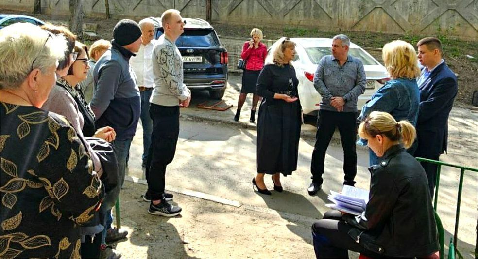 ВСТРЕЧИ ВО ДВОРАХ. Депутаты Донецкого городского совета Виталий Калараш, Михаил Рыбаков, Эдуард Либерман, Александр Иванченко, Лилия Ошурко, Инна Преснухина, Владимир Мозговой, Евгений Куглер, Евгений Селютин... ВСТРЕЧИ ВО ДВОРАХ. Депутаты Донецкого городского совета Виталий Калараш, Михаил Рыбаков, Эдуард Либерман, Александр Иванченко, Лилия Ошурко, Инна Преснухина, Владимир Мозговой, Евгений Куглер, Евгений Селютин...
