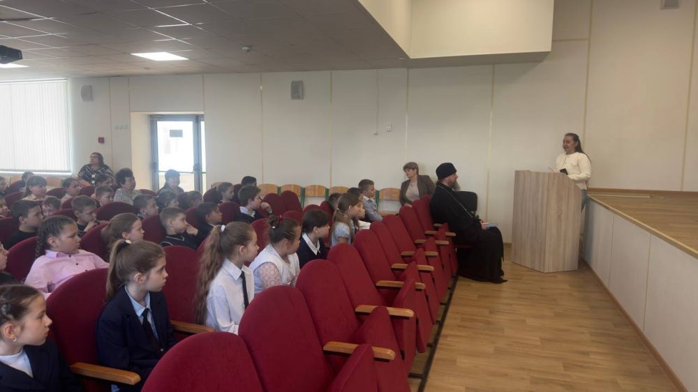 В рамках светлого весеннего праздника в Тельмановской гимназии провели библиотечный час «Пасха – Светлое Христово Воскресение» с отцом Максимом, настоятелем храма святого Дмитрия Солунского В рамках светлого весеннего праздника в Тельмановской гимназии провели библиотечный час «Пасха – Светлое Христово Воскресение» с отцом Максимом, настоятелем храма святого Дмитрия Солунского