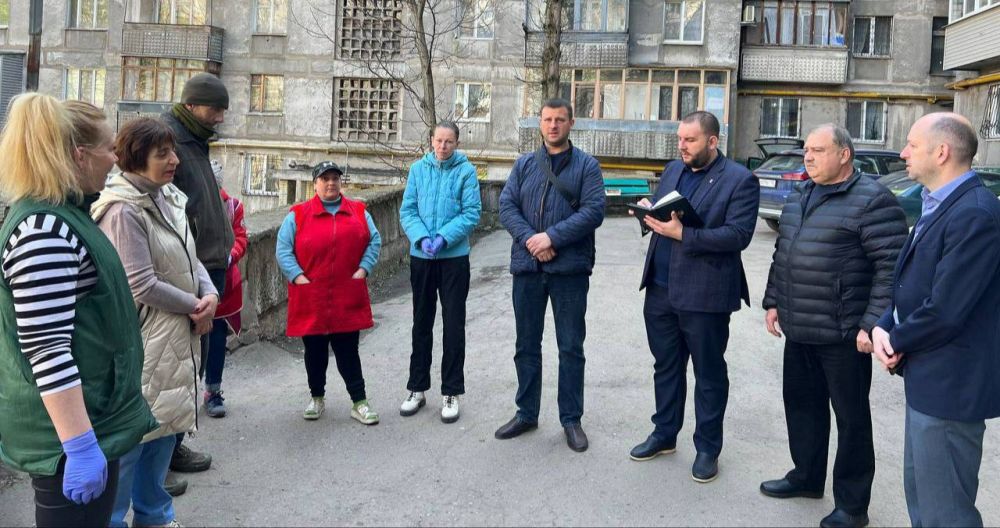 ВСТРЕЧИ ВО ДВОРАХ. Депутаты Донецкого городского совета Виталий Калараш, Михаил Рыбаков, Эдуард Либерман, Александр Иванченко, Лилия Ошурко, Инна Преснухина, Владимир Мозговой, Евгений Куглер, Евгений Селютин... ВСТРЕЧИ ВО ДВОРАХ. Депутаты Донецкого городского совета Виталий Калараш, Михаил Рыбаков, Эдуард Либерман, Александр Иванченко, Лилия Ошурко, Инна Преснухина, Владимир Мозговой, Евгений Куглер, Евгений Селютин...