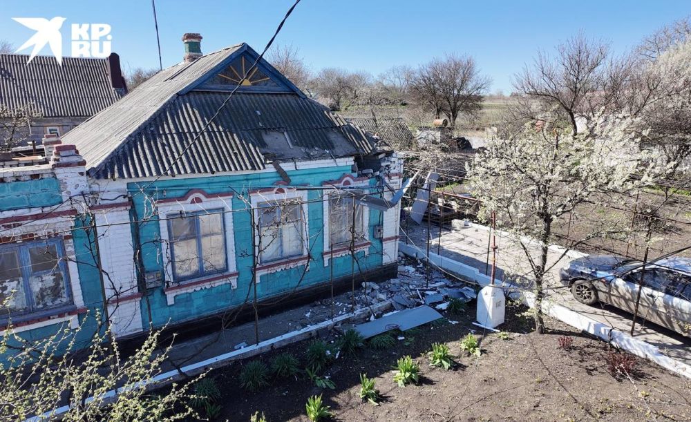 Переехали три дня назад, чтобы жить подальше от обстрелов: 9-летний ребенок погиб при ударе беспилотника ВСУ по жилому дому на юге ДНР Переехали три дня назад, чтобы жить подальше от обстрелов: 9-летний ребенок погиб при ударе беспилотника ВСУ по жилому дому на юге ДНР