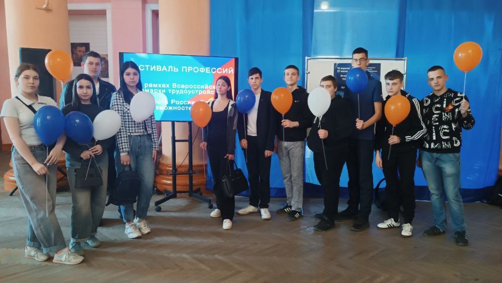 В Торезе прошла ярмарка вакансий в рамках проекта «Моя карьера с Единой Россией» В Торезе прошла ярмарка вакансий в рамках проекта «Моя карьера с Единой Россией»