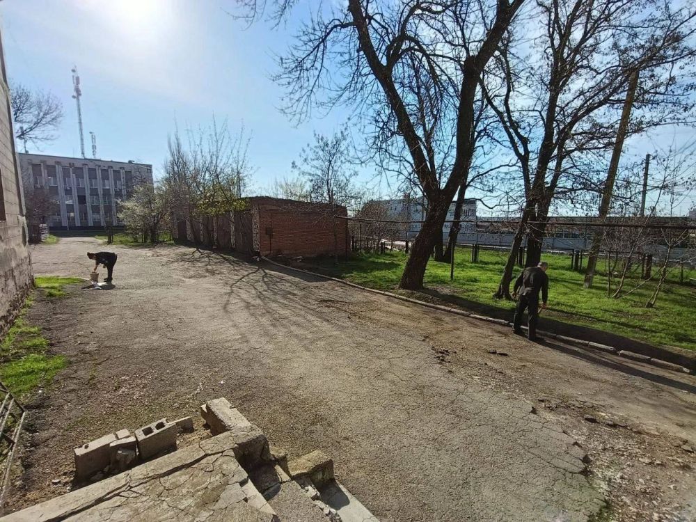 В рамках двухмесячника по благоустройству на территории Мангушского муниципального округа силами работников учреждений культуры был проведён «чистый четверг» В рамках двухмесячника по благоустройству на территории Мангушского муниципального округа силами работников учреждений культуры был проведён «чистый четверг»