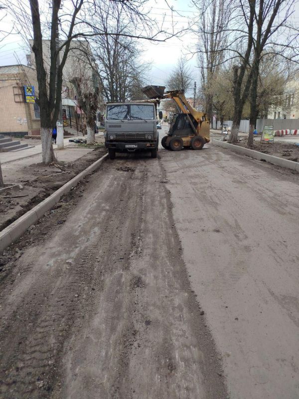 Силами Амурской области продолжается ремонт ул. Фрунзе в Амвросиевке Силами Амурской области продолжается ремонт ул. Фрунзе в Амвросиевке