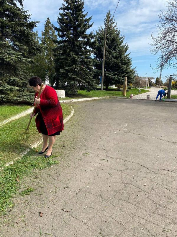 В рамках двухмесячника по благоустройству на территории Мангушского муниципального округа силами работников учреждений культуры был проведён «чистый четверг» В рамках двухмесячника по благоустройству на территории Мангушского муниципального округа силами работников учреждений культуры был проведён «чистый четверг»