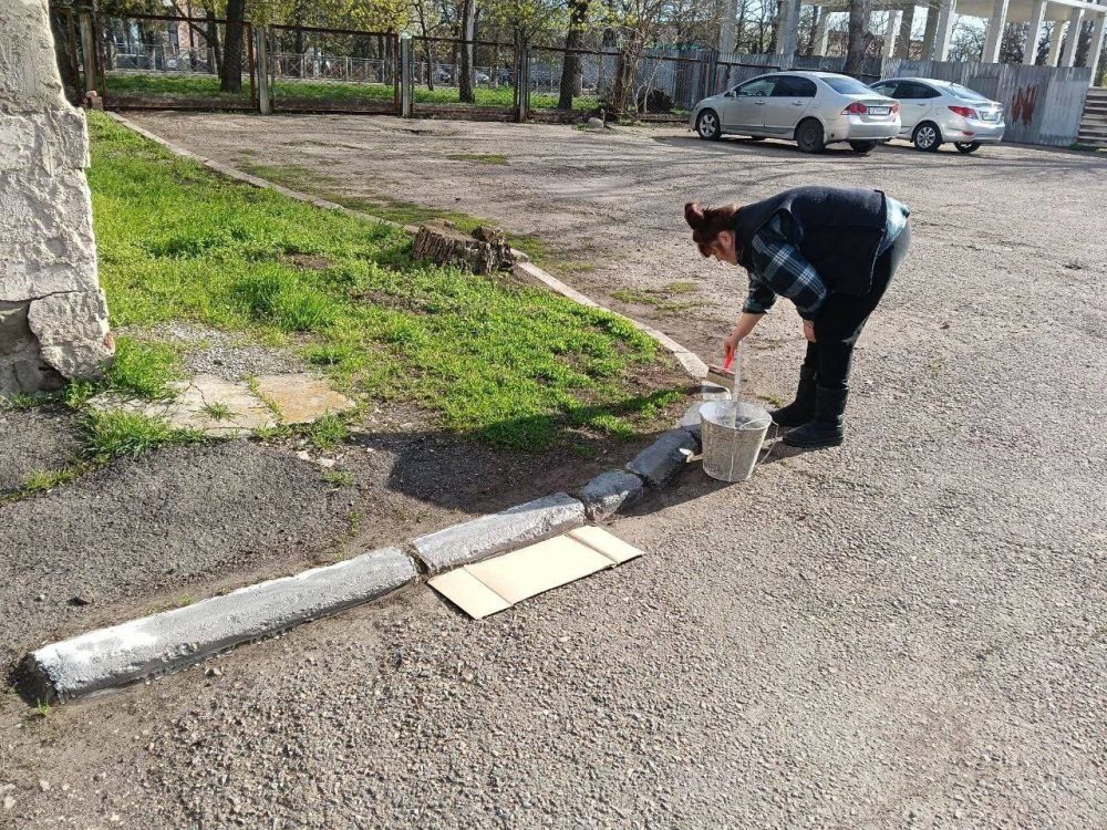 В рамках двухмесячника по благоустройству на территории Мангушского муниципального округа силами работников учреждений культуры был проведён «чистый четверг» В рамках двухмесячника по благоустройству на территории Мангушского муниципального округа силами работников учреждений культуры был проведён «чистый четверг»