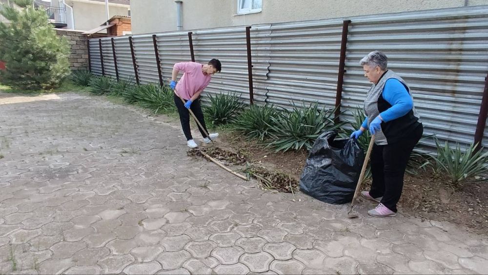 В рамках двухмесячника по благоустройству на территории Мангушского муниципального округа силами работников учреждений культуры был проведён «чистый четверг» В рамках двухмесячника по благоустройству на территории Мангушского муниципального округа силами работников учреждений культуры был проведён «чистый четверг»