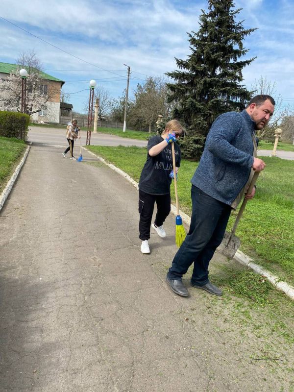 В рамках двухмесячника по благоустройству на территории Мангушского муниципального округа силами работников учреждений культуры был проведён «чистый четверг» В рамках двухмесячника по благоустройству на территории Мангушского муниципального округа силами работников учреждений культуры был проведён «чистый четверг»