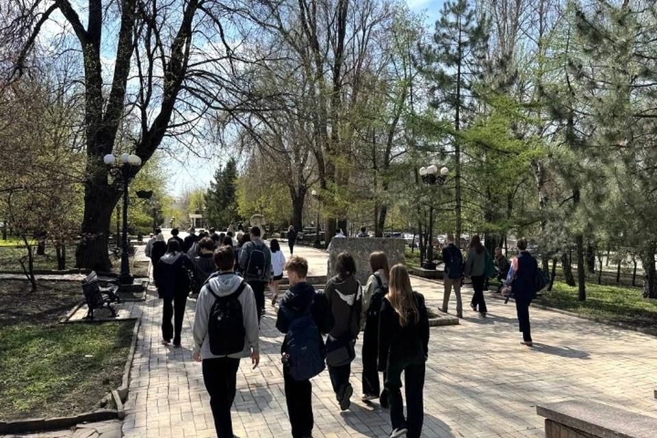 Цветет магнолия, распускаются тюльпаны, трудится десант коммунальщиков: бульвар Пушкина в Донецке готовится к прогулочному сезону Цветет магнолия, распускаются тюльпаны, трудится десант коммунальщиков: бульвар Пушкина в Донецке готовится к прогулочному сезону