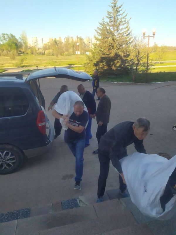 18 апреля, в преддверии празднования светлой Пасхи, при поддержке Уполномоченного по правам ребенка в Донецкой Народной Республика Федоренко Элеонорой в Зугрэсский ПВР была доставлена гуманитарная помощь 18 апреля, в преддверии празднования светлой Пасхи, при поддержке Уполномоченного по правам ребенка в Донецкой Народной Республика Федоренко Элеонорой в Зугрэсский ПВР была доставлена гуманитарная помощь