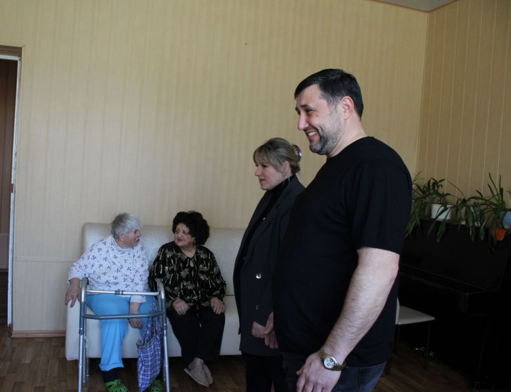 Александр Петрикин: В преддверье одного из самых светлых Христианских праздников - Воскресенья Христова совместно с председателем Краснолиманского муниципального совета Анжелой Заболотской посетили одиноких краснолиманцев... Александр Петрикин: В преддверье одного из самых светлых Христианских праздников - Воскресенья Христова совместно с председателем Краснолиманского муниципального совета Анжелой Заболотской посетили одиноких краснолиманцев...