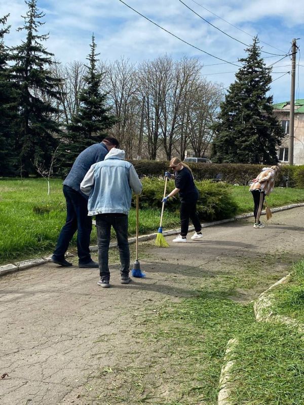 В рамках двухмесячника по благоустройству на территории Мангушского муниципального округа силами работников учреждений культуры был проведён «чистый четверг» В рамках двухмесячника по благоустройству на территории Мангушского муниципального округа силами работников учреждений культуры был проведён «чистый четверг»