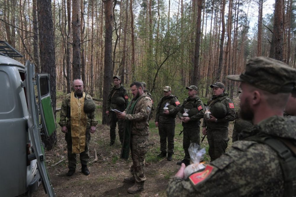 В преддверии великого праздника Пасхи военные священники группировки войск «Центр» доставили в передовые подразделения освящённые пасхальные куличи и провели праздничные богослужения, чтобы каждый военнослужащий, проходящий... В преддверии великого праздника Пасхи военные священники группировки войск «Центр» доставили в передовые подразделения освящённые пасхальные куличи и провели праздничные богослужения, чтобы каждый военнослужащий, проходящий...