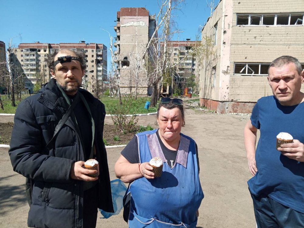 Сотрудники Угледарского территориального управления поздравили жителей с Пасхой и вручили СНИЛСы Сотрудники Угледарского территориального управления поздравили жителей с Пасхой и вручили СНИЛСы