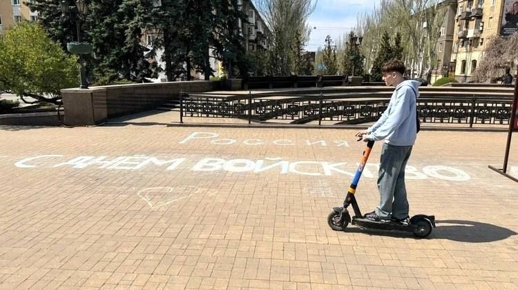 Цветет магнолия, распускаются тюльпаны, трудится десант коммунальщиков: бульвар Пушкина в Донецке готовится к прогулочному сезону Цветет магнолия, распускаются тюльпаны, трудится десант коммунальщиков: бульвар Пушкина в Донецке готовится к прогулочному сезону